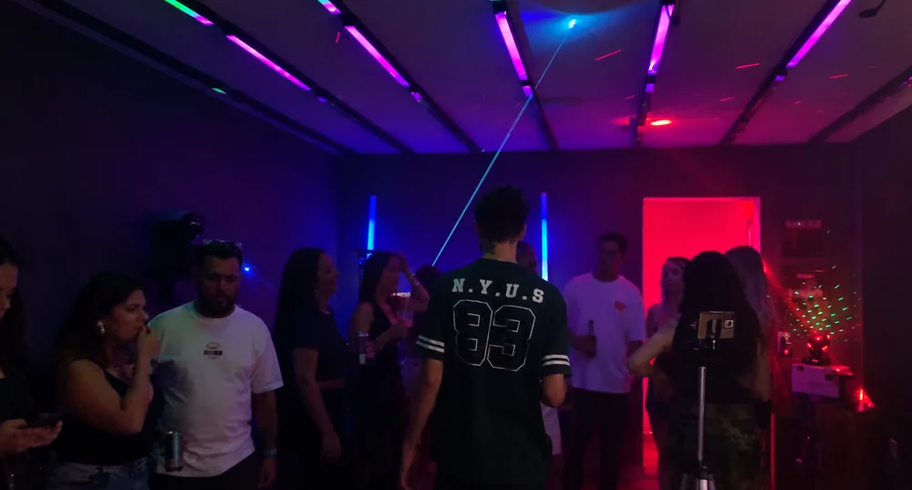 A pista da primeira edição da Cozinha Vibe, com luzes coloridas no teto