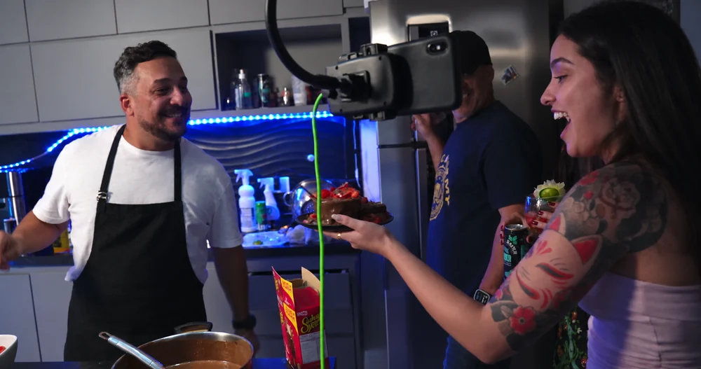 Haquino de avental e convidados na cozinha durante a primeira edição